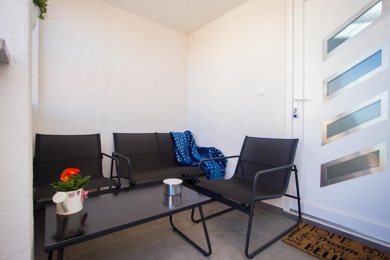 App Sara Apartment Канфанар Екстериор снимка