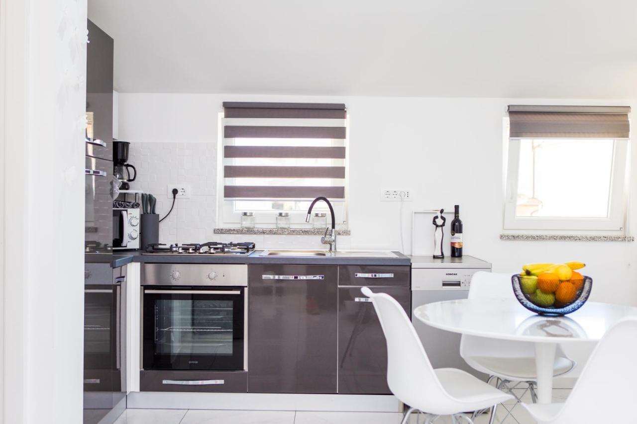 App Sara Apartment Канфанар Екстериор снимка